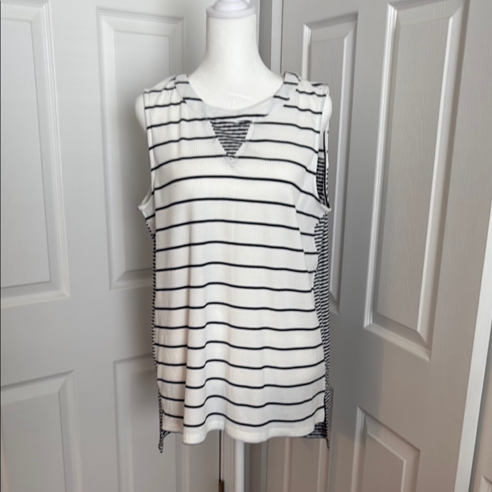 Doe & Rae Black and White Sleeveless Tank Top